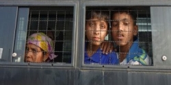 مجموعة من 3 اشخاص: طفلان وامرأة يهربون من ملجأ للروهينغيا في شمال جزيرة "فوكت" خوفاً من الإغتصاب