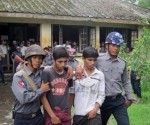 الجيش البورمي يزود البوذيين المتطرفين بالأسلحة في شرق أراكان