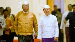 سين (يمين) خلال مراسيم تسليم السلطة إلى خلفه هتين كياو في ميانمار 