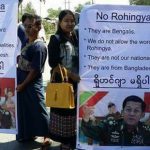 محتجون في استقبال سفينة مساعدات للروهنغيا في ميانمار