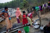 بالفيديو .. تلاسن بين لاجئ روهنغي ومسؤول ميانماري في بنغلاديش