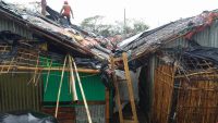 إعصار مدمر يقتلع أكواخ آلاف من اللاجئين الروهنغيا في بنغلاديش
