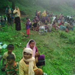 العنف يجبر الآلاف من مسلمي الروهنغيا في ميانمار على الفرار إلى بنغلاديش