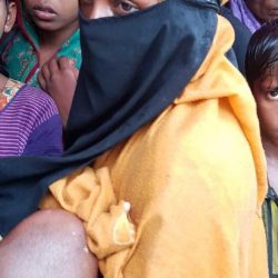فقراء بنغلاديش يمدون يد العون للاجئي الروهنغيا