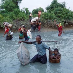 فارون روهنغيا يخاطرون بحياتهم ويصلون بنغلادش سباحة