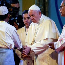 بابا الفاتيكان: بكيت تأثراً حين التقيت وفد الروهنغيا في دكا