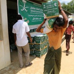 السعودية تواصل لليوم 13 توزيع السلال الغذائية الرمضانية للروهنغيا في بنغلادش