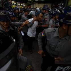 قوات مكافحة الشغب في ميانمار تعتقل بعض منظمي احتجاج شمال البلاد