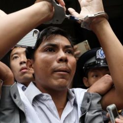 زعيمة ميانمار تدافع عن الحكم بسجن صحفيين من رويترز