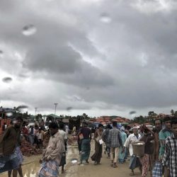 «الهلال الأحمر» يوزع المساعدات على لاجئي الروهنغيا في بنغلادش