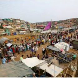 بنغلادش تنقل مسلمي الروهنغيا إلى جزيرة تتعرض لأعاصير وفيضانات