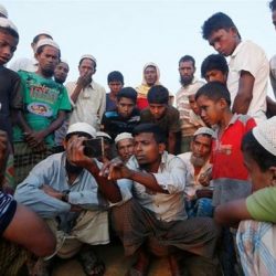 الشرطة الهندية تقدم المساعدات لعدد من المشردين الروهنغيا