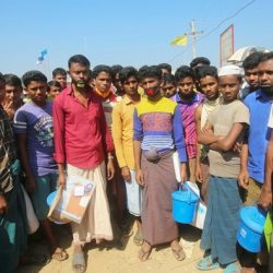 الشرطة الهندية في جامو تقدم المساعدات للاجئين الروهنغيا
