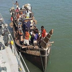 بنغلادش تنقل اللاجئين الروهنغيا الواصلين حديثا إلى جزيرة بهاسان شار المعزولة