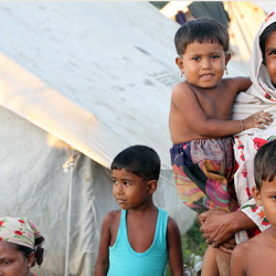 بنغلادش منتقدا وكالات الإغاثة : أنفقوا الأموال لتحسين ظروفهم واتركوا المصالح
