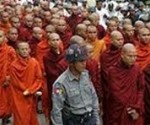 رهبان بوذيون في بورما يتظاهرون احتجاجًا على إغاثة المسلمين