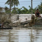عمال الإنقاذ يعانون للوصول لمناطق غمرتها السيول في ميانمار