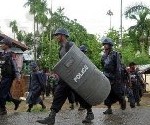 شرطة ميانمار جمع الجثث في المدينة التي مزقتها الصراعات