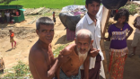 فقراء بنغلاديش يمدون يد العون للاجئي الروهنغيا