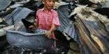 طفل في مواجهة حرق البوذيين لمنازل المسلمين في ميانمار (صورة وتعليق)