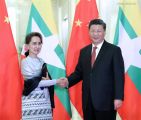 الرئيس الصيني يلتقي مستشارة الدولة بميانمار أونغ سان سو تشي