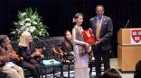 هارفارد تمنح سوكي جائزة والطلاب المسلمون يحتجون